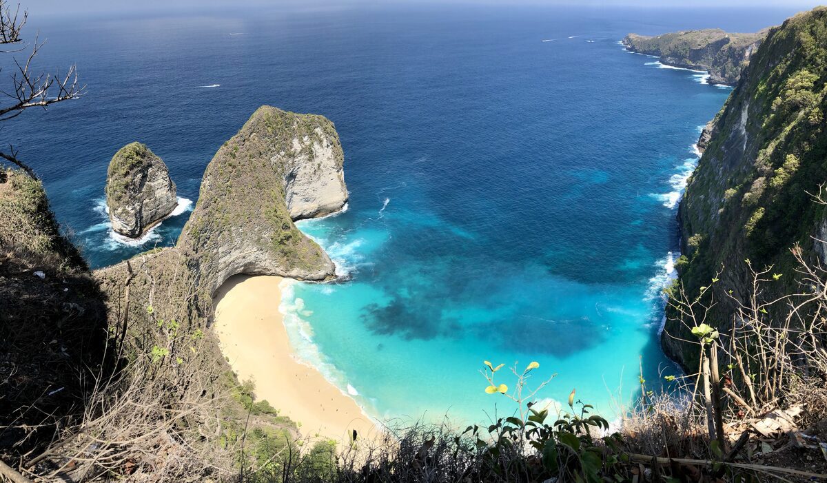 Sunny Seminyak beach with clear blue water during Bali’s dry season